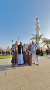 Bripka Seladi bersama keluarga saat City Tour di Masjid Quba, Madinah