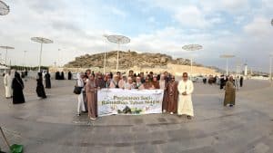 Bripka Seladi saat mengabadikan momen di Jabal Rahmah bersama keluarga dan jamaah Visitrip Travelku yang lainnya